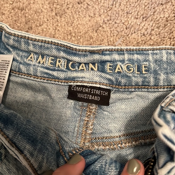 American Eagle light wash jean shorts, great condition, size 000. - Picture 3 of 3